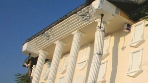 A building facade with classical columns and the inscription "WONDERROYS".