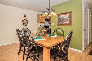 公寓客房, 多張床 (Cedar Lodge 705) | 房內用餐區