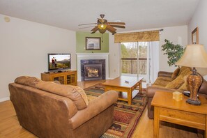 公寓客房, 多張床 (Cedar Lodge 705) | 起居區 | 平面電視、 DVD 播放機