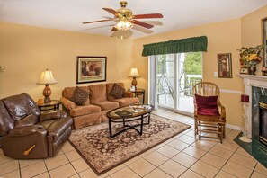 Living room - Whispering Pines 101 (Pigeon Forge)