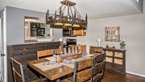 Kondominium, Beberapa Tempat Tidur (Cedar Lodge 401) | Makan di kamar