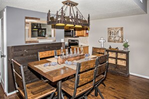 Condo, Multiple Beds (Cedar Lodge 401) | In-room dining