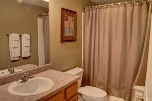 Condo, varias camas (Cedar Lodge 505) | Baño | Toallas 