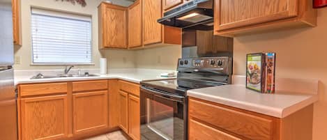 Condo, Multiple Beds (Cedar Lodge 703) | Private kitchen