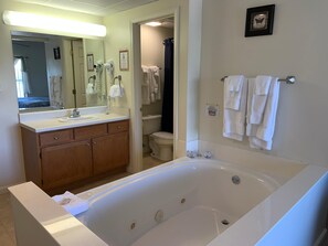 Condo, várias camas (Whispering Pines 133) | Banheiro | Chuveiro/banheira combinados 