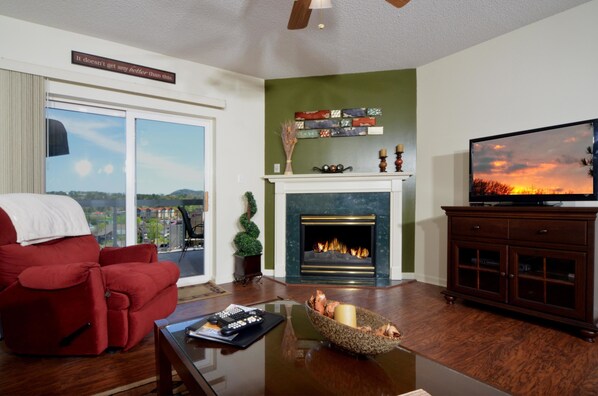 Condo, varias camas (Whispering Pines 133) | Área de sala de estar | Televisión de pantalla plana, chimenea y reproductor de DVD 