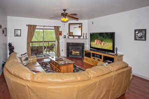 Living area - Cedar Lodge 603 (Pigeon Forge)