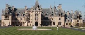 Un grand bâtiment historique doté d’une cour intérieure et d’une fontaine.