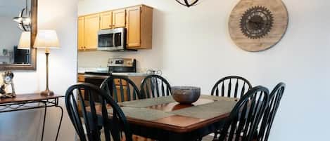 Condo, Plusieurs lits (Whispering Pines Condominium 132) | Cuisine privée