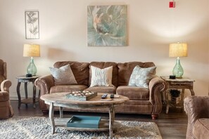 Condo, varias camas (Whispering Pines Condominium 132) | Sala de estar | Televisión de pantalla plana, chimenea y reproductor de DVD 