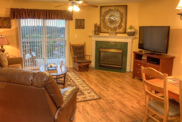 Condo, Plusieurs lits (Whispering Pines 141) | Aire de séjour | Téléviseur à écran plat, lecteur de DVD