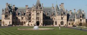 Un grand bâtiment historique doté d’une cour intérieure et d’une fontaine.