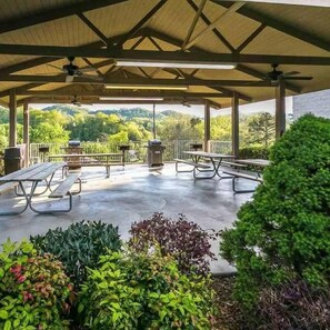 Appartement, meerdere bedden (Whispering Pines 114) | Barbecue/picknickplaats