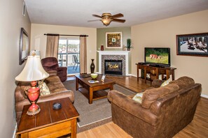 公寓客房, 多張床 (Whispering Pines 222) | 起居區 | 平面電視、壁爐、 DVD 播放機