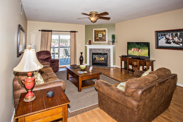 Condo, Plusieurs lits (Whispering Pines 222) | Aire de séjour | Téléviseur à écran plat, foyer, lecteur de DVD