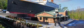Un barco grande atracado cerca de un edificio con techo verde y un letrero que dice "White Star Line".