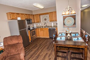 Huoneisto, useita sänkyjä (Whispering Pines 221) | Yksityinen keittiö