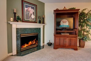 Condo, varias camas (Whispering Pines 214) | Servicios de la habitación