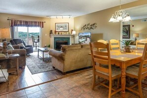 Leilighet, flere senger (Whispering Pines 232) | Oppholdsrom | Flatskjerm-TV