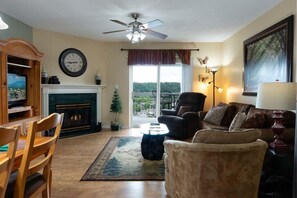 Apartamento, varias camas (Whispering Pines 231) | Sala de estar | Una televisión de pantalla plana, una chimenea, un reproductor de DVD