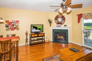 Appartement, meerdere bedden (Whispering Pines 241) | Woonruimte | Een flatscreentelevisie en een open haard