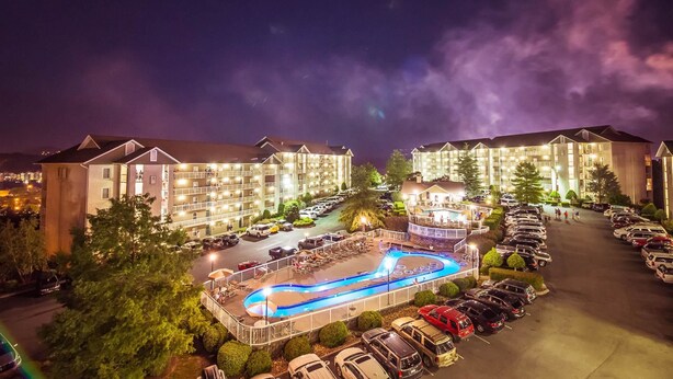 คอนโด, หลายเตียง (Whispering Pines 241) | ด้านหน้าที่พัก - ตอนเย็น/กลางคืน