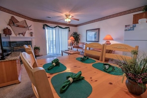 Apartment, Mehrere Betten (Whispering Pines 251) | Essbereich im Zimmer
