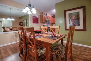 Condo, varias camas (Whispering Pines 224) | Servicio a la habitación