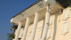 Fachada de edificio con columnas clásicas y la inscripción 'WONDERROYS'.