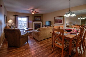 Condo, varias camas (Whispering Pines 224) | Área de sala de estar | Televisión de pantalla plana, chimenea y reproductor de DVD 