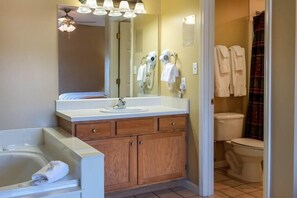 Condo, varias camas (Whispering Pines 234) | Baño