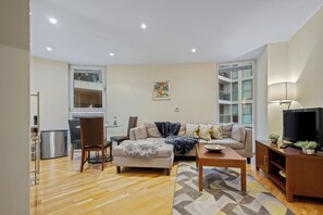 TV - Luxurious Lanterns Court Two-bedrooms Apartments (London)