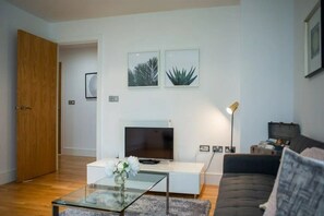 TV - Luxurious Lanterns Court Two-bedrooms Apartments (London)