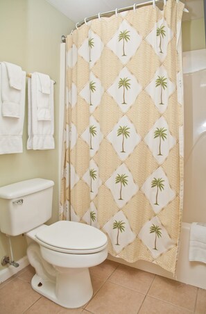 Kondominium, Beberapa Tempat Tidur (Whispering Pines 244) | Kamar mandi