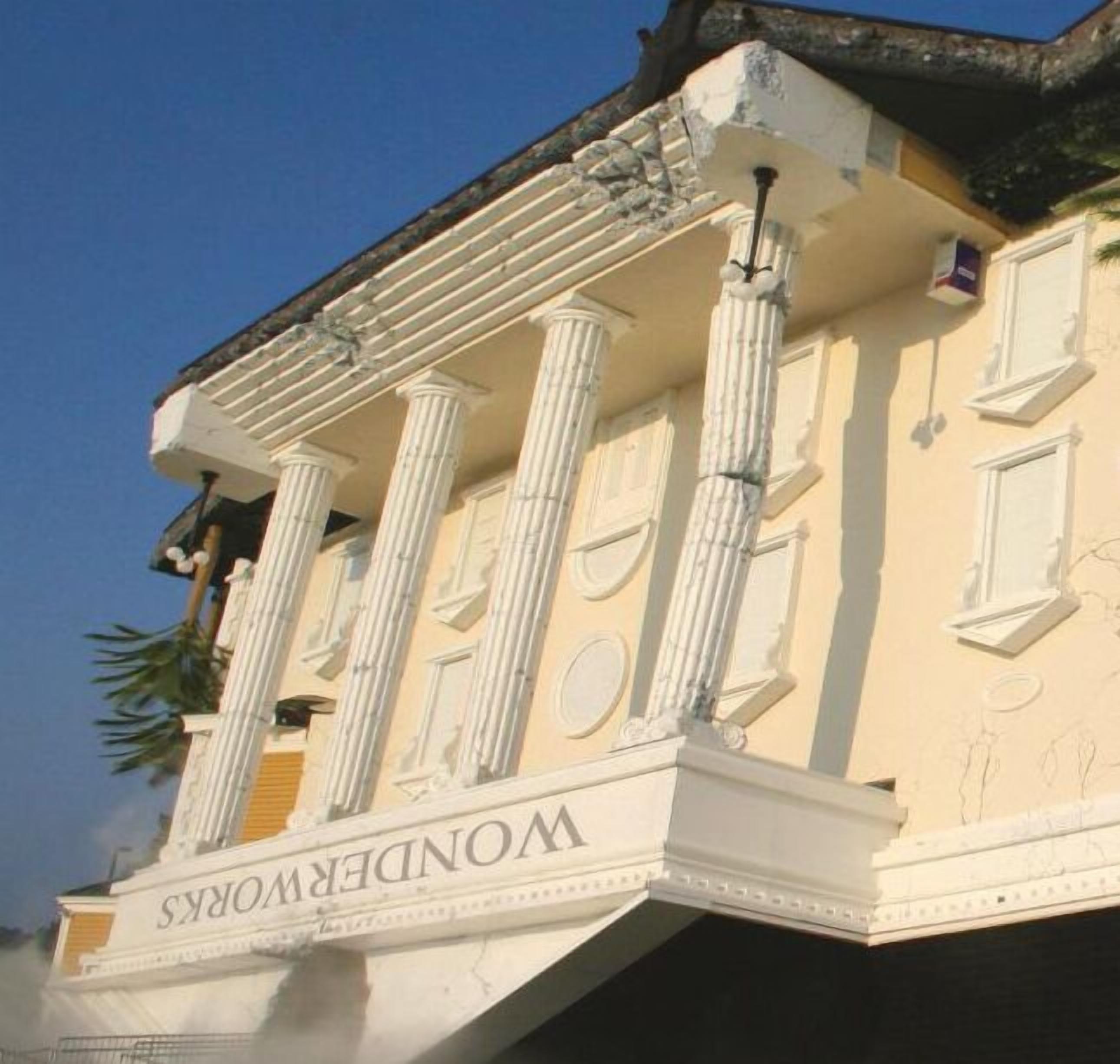 Une façade d’immeuble ornée de colonnes, sur laquelle on peut lire le mot « WONDERMORGS ».