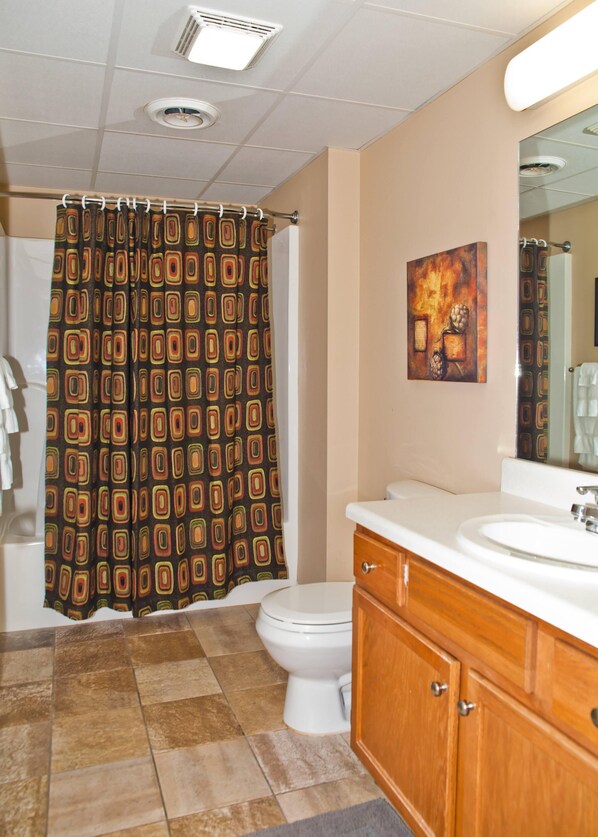 Kondominium, Beberapa Tempat Tidur (Whispering Pines 244) | Kamar mandi