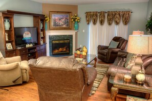 Leilighet, flere senger (Whispering Pines 312) | Oppholdsområde | Flatskjerm-TV, peis og DVD-spiller