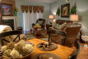 Leilighet, flere senger (Whispering Pines 312) | Spiseområde på rommet