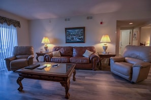 Condo, varias camas (Whispering Pines 243) | Área de sala de estar | Televisión de pantalla plana, chimenea y reproductor de DVD 