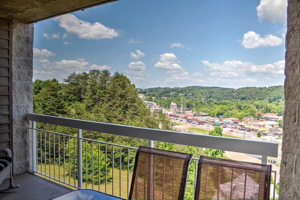 Condo, varias camas (Whispering Pines 243) | Balcón