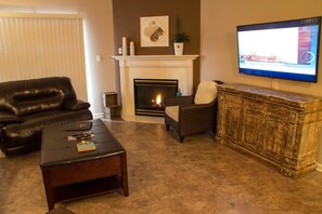 Huoneisto, useita sänkyjä (Whispering Pines 323) | Oleskelualue | Taulutelevisio, DVD-soitin