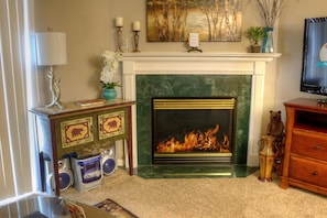 Leilighet, flere senger (Whispering Pines 321) | Oppholdsområde | Flatskjerm-TV, peis, DVD-spiller og stereoanlegg