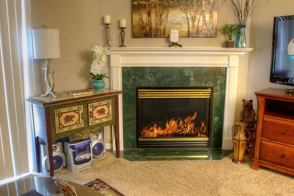 Appart'hôtel, plusieurs lits (Whispering Pines 321) | Coin séjour | Télévision à écran plat, cheminée, lecteur de DVD, chaîne hi-fi