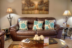 Leilighet, flere senger (Whispering Pines 321) | Oppholdsområde | Flatskjerm-TV, peis, DVD-spiller og stereoanlegg