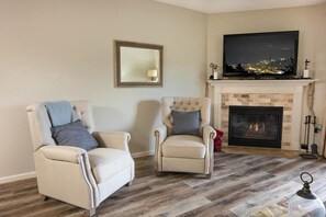 公寓客房, 多張床 (Whispering Pines 334) | 客廳 | 平面電視、 DVD 播放機