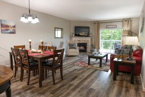 公寓客房, 多張床 (Whispering Pines 334) | 客廳 | 平面電視、 DVD 播放機