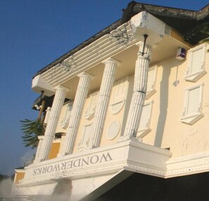 Ein Gebäude im klassischen Stil mit Säulen und einem Balkon, auf dem die Aufschrift "WONDERWORKS" steht.