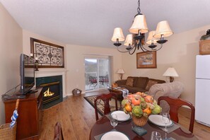 コンドミニアム ベッド (複数台) (Whispering Pines 411) | リビング エリア | 薄型テレビ、DVD プレーヤー