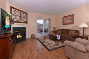 コンドミニアム ベッド (複数台) (Whispering Pines 411) | リビング エリア | 薄型テレビ、DVD プレーヤー