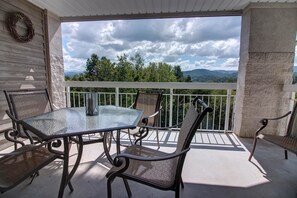 Huoneisto, useita sänkyjä (Whispering Pines 354) | Parveke